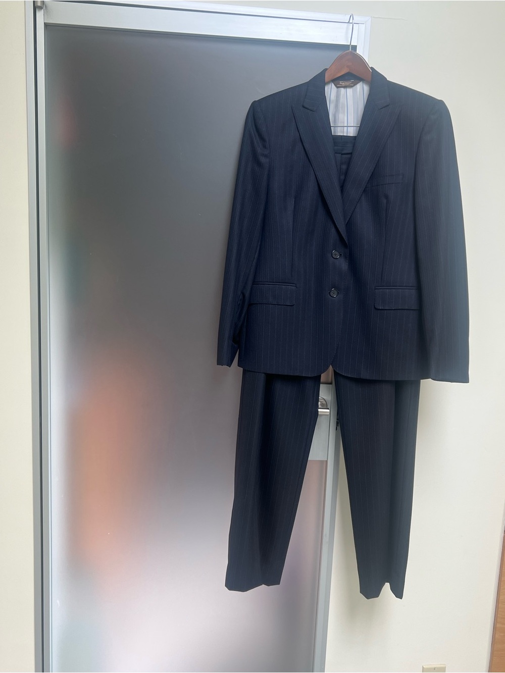 Paul Stuart pant suit in pinstripes navy ,light wool Made in Italy perfect !
